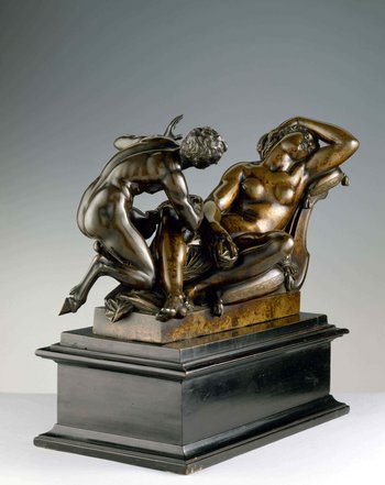Bronzefigur einer nackten schlafenden Frau und einem Mischwesen aus Mensch und Tier