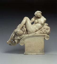 Skulptur einer nackten liegenden Frau