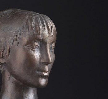 Bronzeskulptur einer nackten, sich abtrocknenden Frau