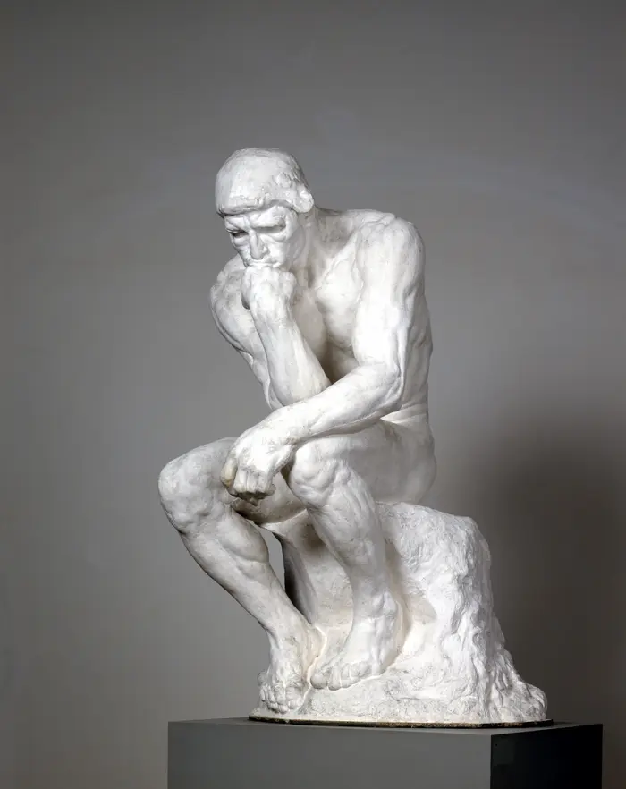Skulptur eines sitzenden Mannes, Hand am Kinn