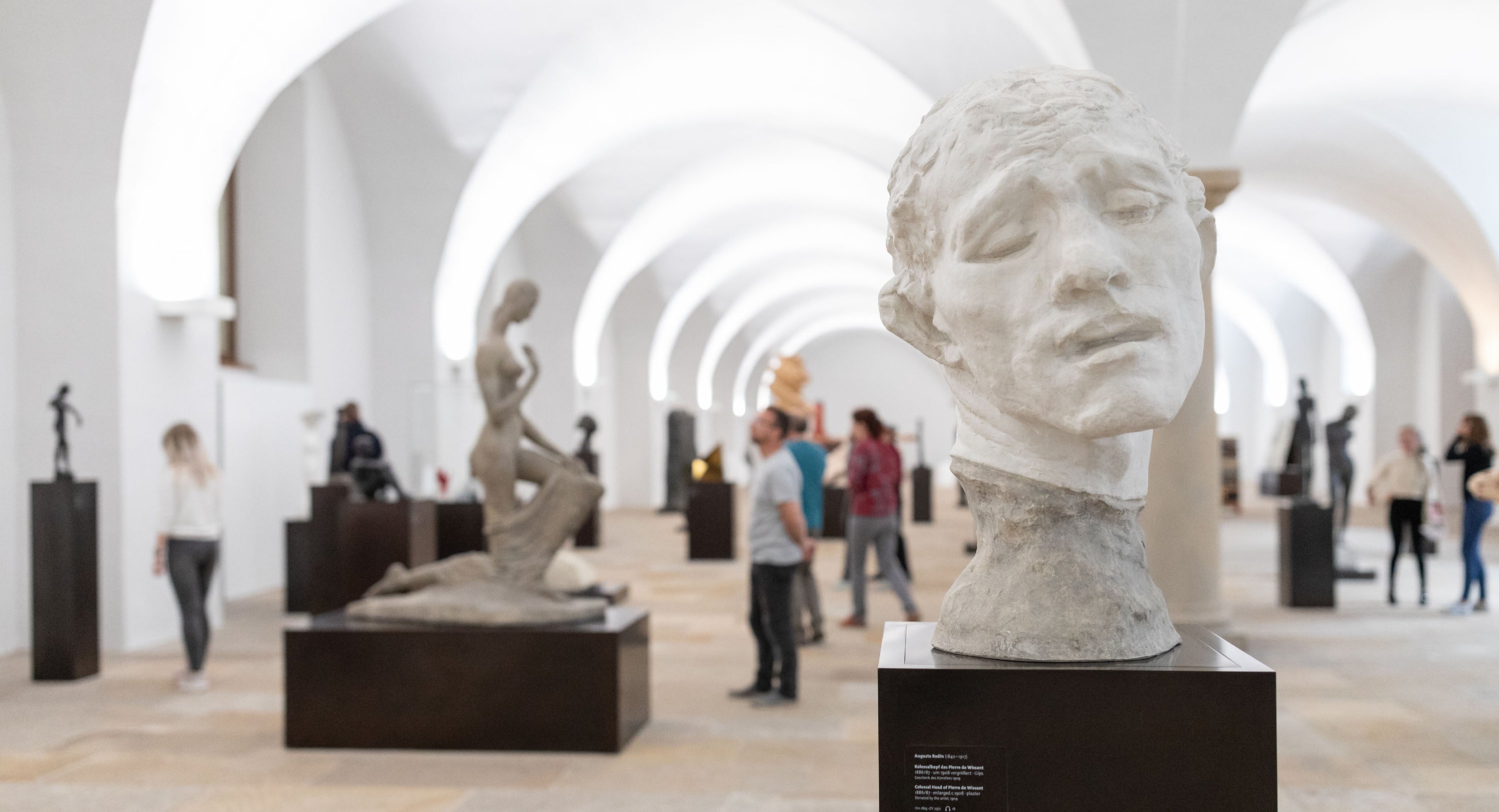 Blick in einen Raum mit Skulpturen