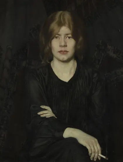 Portrait einer Frau vor schwarzem Hintergrund