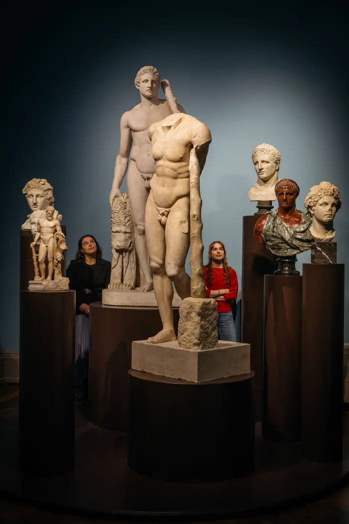 Raumansicht mit zwei Personen zwischen mehreren Statuen