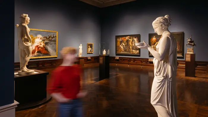 Raumansicht mit einer Person, die sich eine Statute anschaut