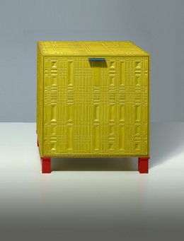 Kunstgewerbemuseum gelber Kasten mit vier Füßen