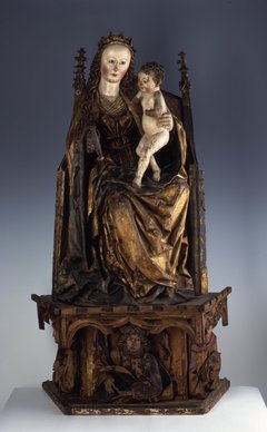 Skulptur: Maria mit dem Jesuskind auf einem Thron