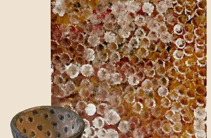 Bild von Emily Kame Knwarreye vor Keramik von Lotte Reimers