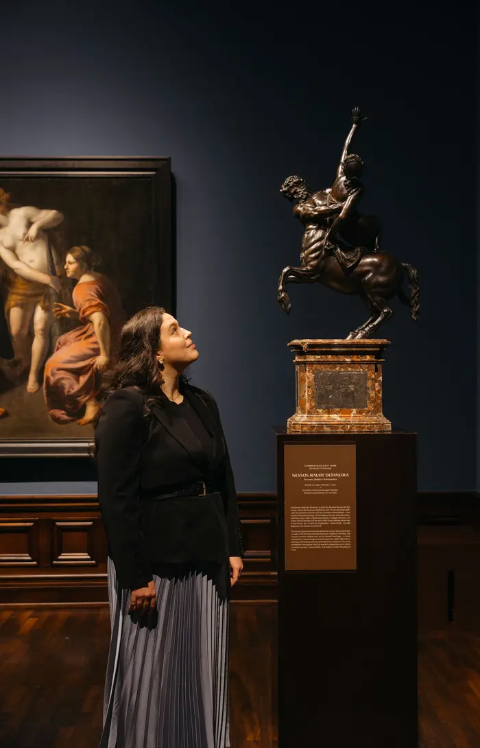 Raumansicht mit einer Person, die sich eine Skulptur anschaut