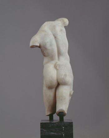Rückansicht einer männlichen Marmorstatue 