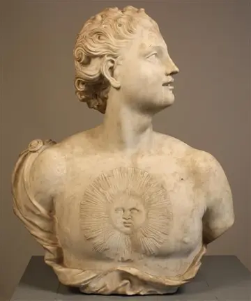 Büste einer Person mit Sonnenfigur auf der Brust