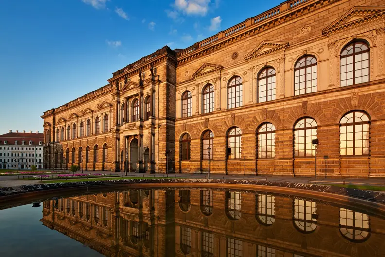 Semperbau am Zwinger Der Semperbau spiegelt sich in einem Brunnen