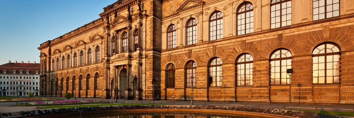 Der Semperbau spiegelt sich in einem Brunnen