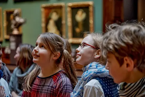 Kinder bei einer Museumsführung