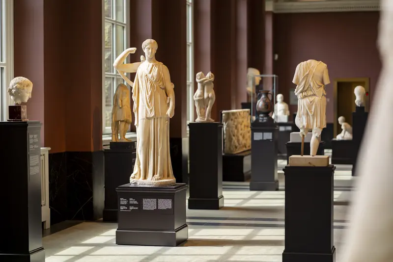 Skulpturen in einem Ausstellungsraum