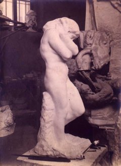 Die Skulptur Eva in atmosphärischer Stimmung in Rodins Atelier