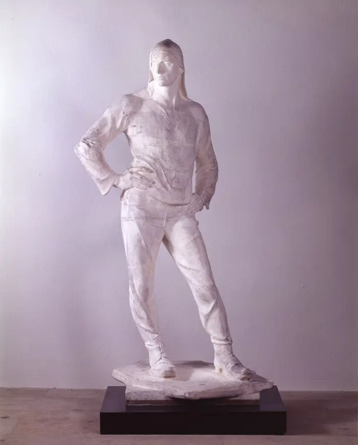 Skulptur eines Mannes, Hände in der Hüfte