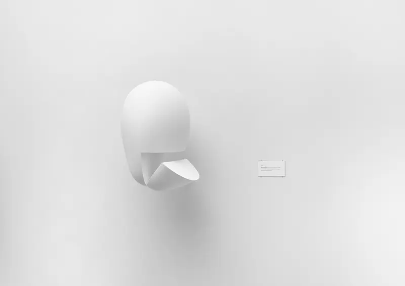 weiße runde Skulptur vor weißer Wand