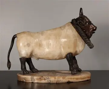 Skulptur eines Stiers 