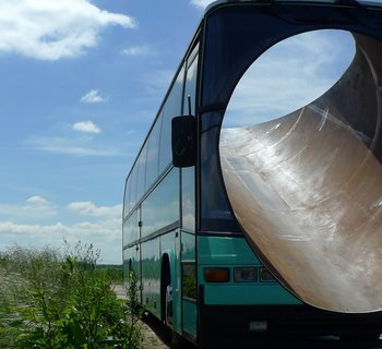 Ein Tourbus, durch den ein Tunnel geht