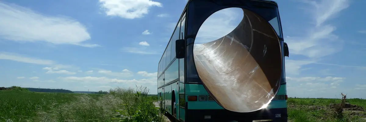 Ein Tourbus, durch den ein Tunnel geht