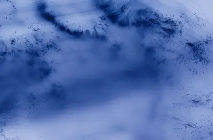 Wolfgang Tillmans, Freischwimmer 234, 2024 blaue Fläche mit fluidartigen Bewegungen