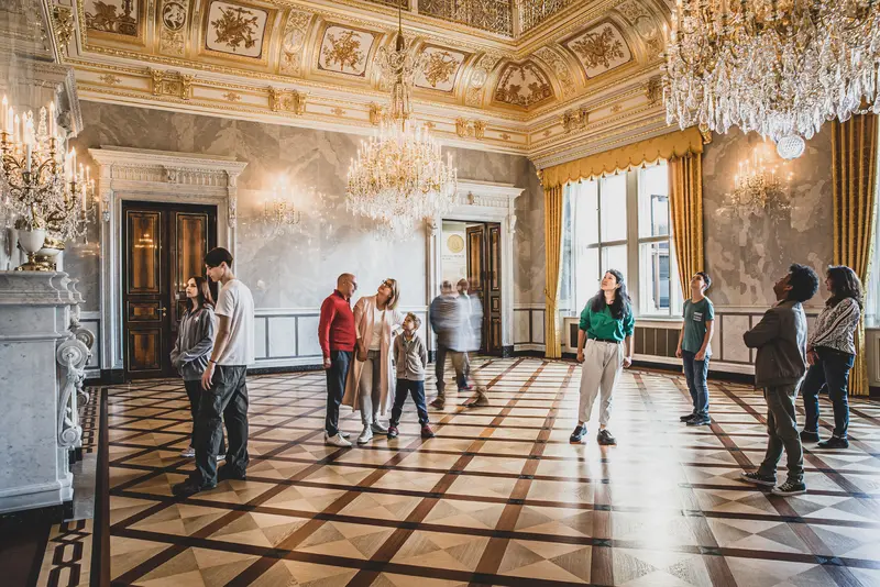 Besucher, die sich Büsten und Skulpturen anschauen