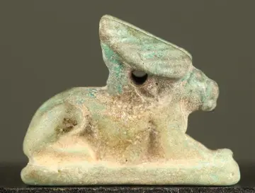 Skulptur eines liegenden Hasen