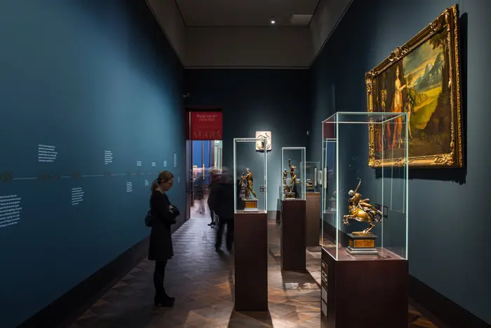Eine Ausstellungsansicht mit Bronzefiguren 