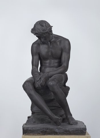 Skulptur eines sitzenden Mannes