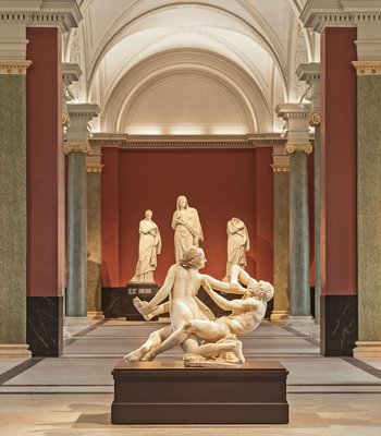 Antikenhalle Ein großer Ausstellungssaal der Gemäldegalerie Alte Meister mit Skulpturen