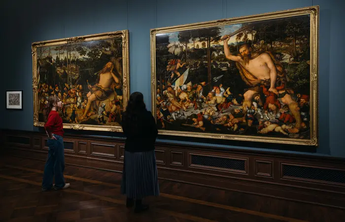 Raumansicht mit einer Person, die sich ein Bild anschaut