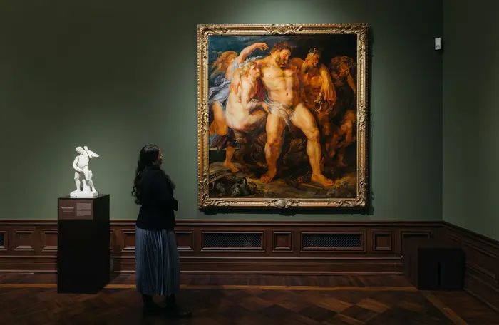 Raumansicht mit einer Person, die sich ein Bild anschaut