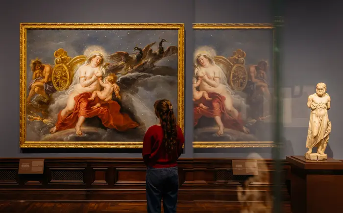 Raumansicht mit einer Person, die sich ein Bild anschaut