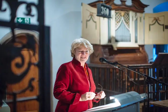 Person in Kirchenraum