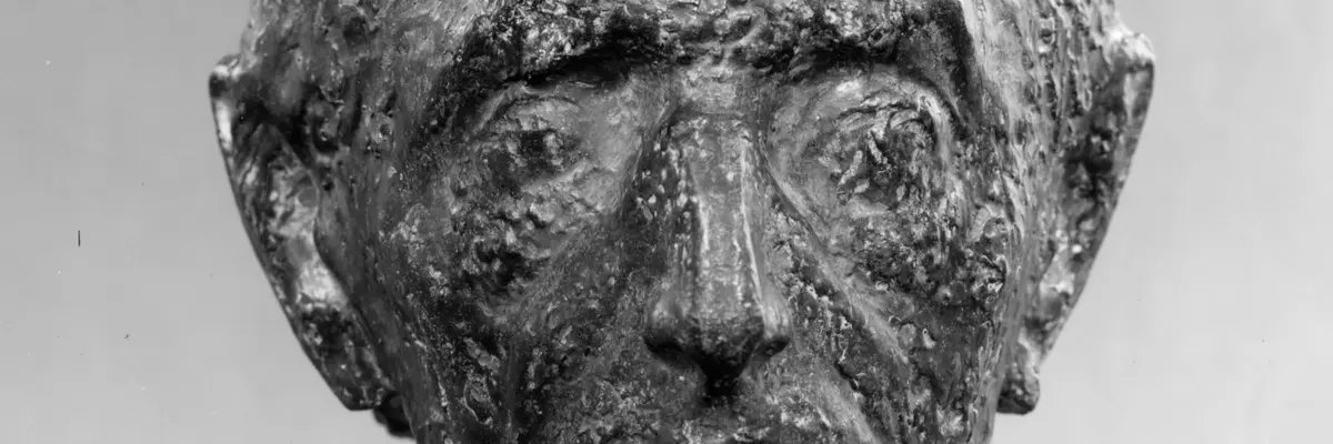 Skulptur eines Männerkopfes