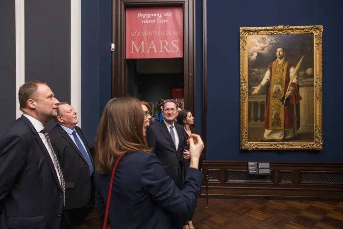 Eine Pressekonferenz in einem Ausstellungsraum