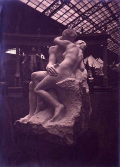 die Skulptur Der Kuss in atmosphärischer Stimmung, fotografiert von Eugene Druet