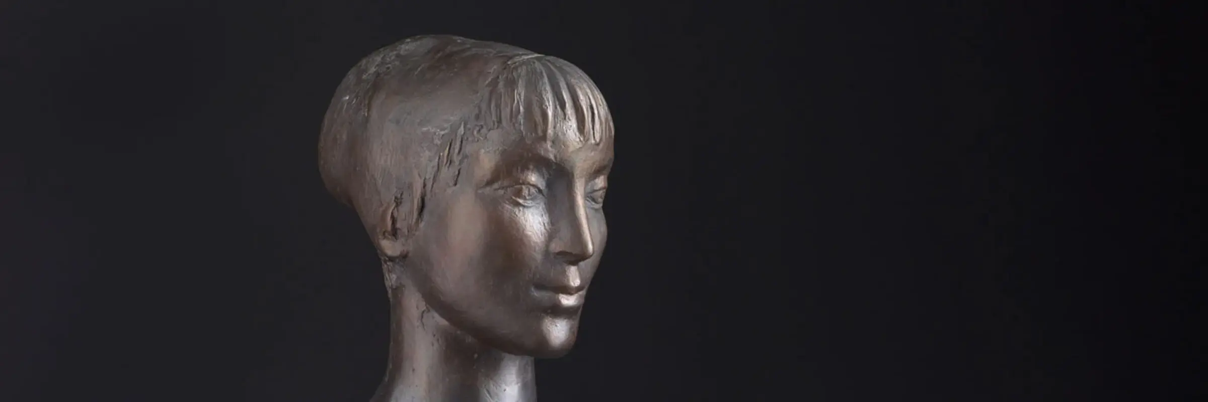 Bronzeskulptur einer nackten, sich abtrocknenden Frau