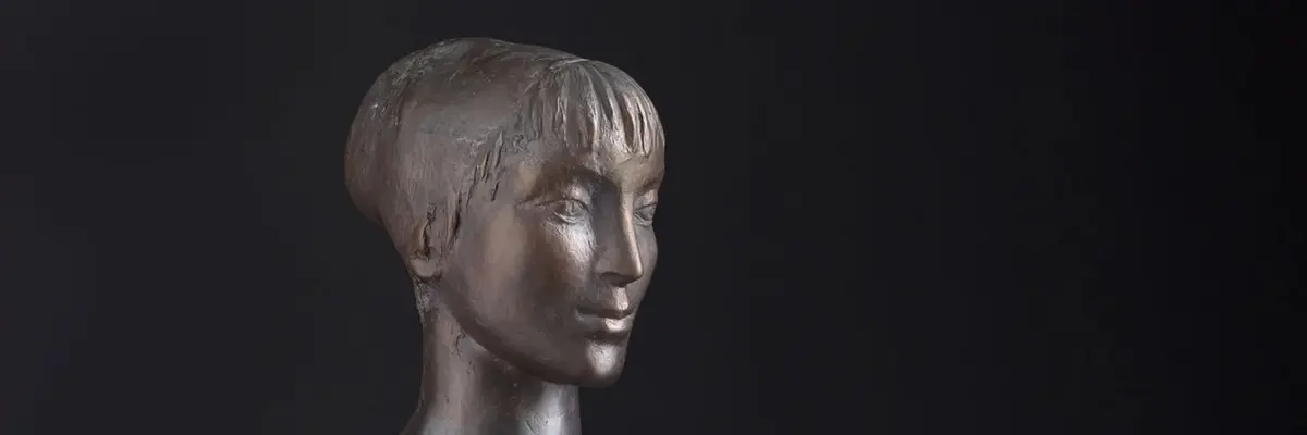 Bronzeskulptur einer nackten, sich abtrocknenden Frau