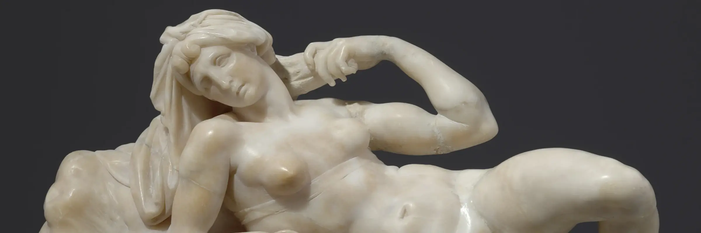 Skulptur einer nackten liegenden Frau