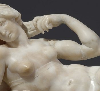 Skulptur einer nackten liegenden Frau