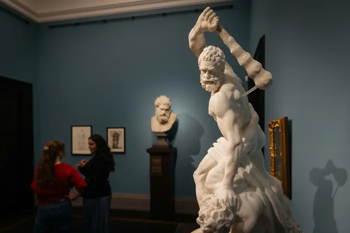 Raumansicht mit einer weißen Statue im Vordergrund