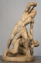 Skulptur zweier Männer, der eine über dem anderen gebeugt und dabei, ihn zu schlagen