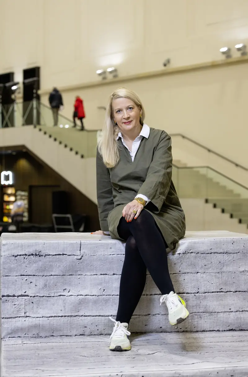 Hilke Wagner, Direktorin Albertinum Frau auf einem Betonstein sitzend