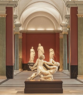 Antikenhalle Ein großer Ausstellungssaal der Gemäldegalerie Alte Meister mit Skulpturen