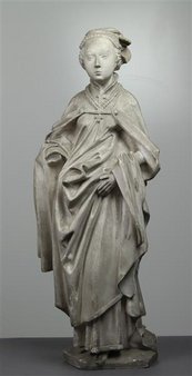 Skulptur einer Frau im Gewand